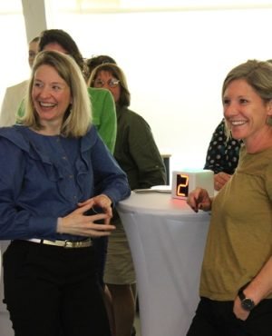 Sourires autour de la table lors du team building